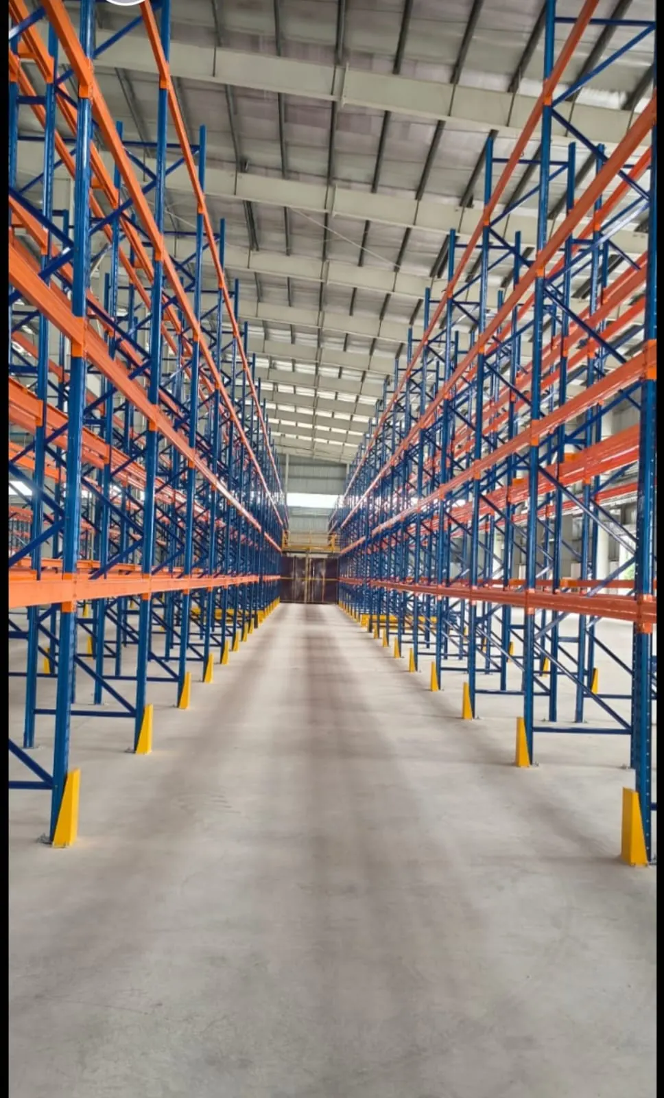 Selective pallet racking aisle with column guards